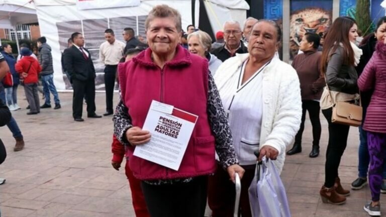 Adelantan becas y pensiones 4 meses para no influir en elecciones