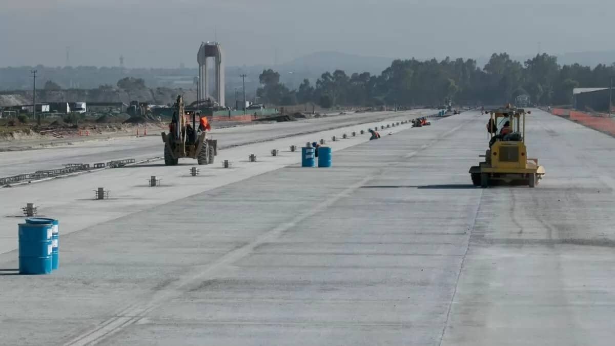Pese a no estar terminado, AMLO aseguró que este miércoles aterrizarán aviones comerciales en el Aeropuerto de Santa Lucía.