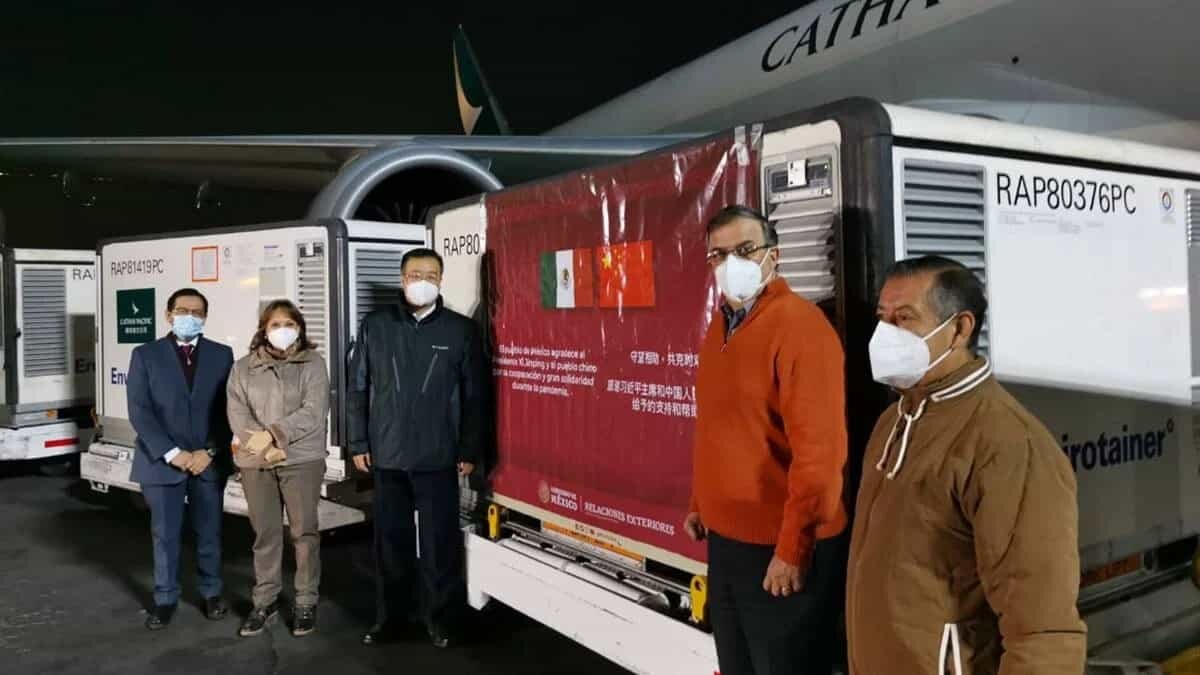 Video: Llegan 800 mil vacunas Sinovac contra Covid-19 a México