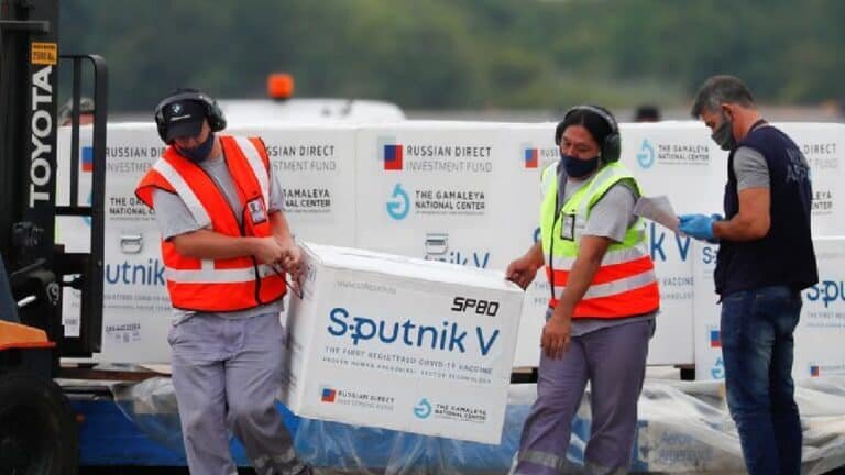 La Sputnik V demostró además ser segura en grupos vulnerables como personas de la tercera edad.