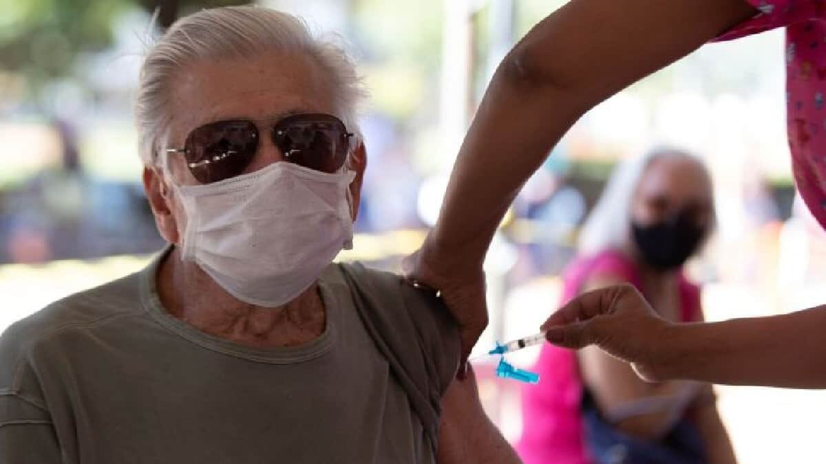 AMLO también crítico a aquellos mandatarios que ya se vacunaron, pues aseguró que esto es "una triquiñuela" para beneficiarse.