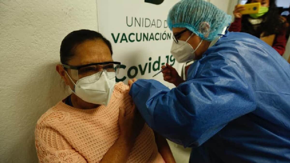 Hugo López-Gatell precisó que hasta el momento se han aplicado 87 mil 472 dosis de la vacuna de AstraZeneca a adultos mayores.