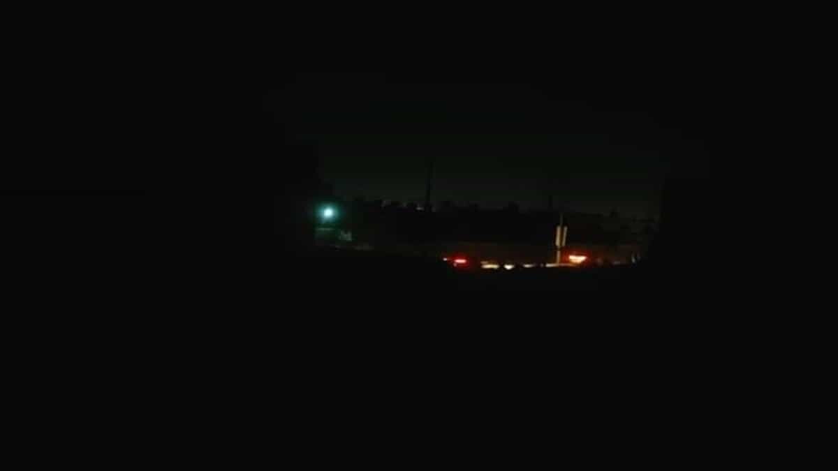 Los apagones masivos no han cesado, pues en la noche de este lunes 15 de febrero, usuarios de redes sociales también reportaron fallas eléctricas en algunas zonas del Estado de México, Puebla, Hidalgo y Morelos.