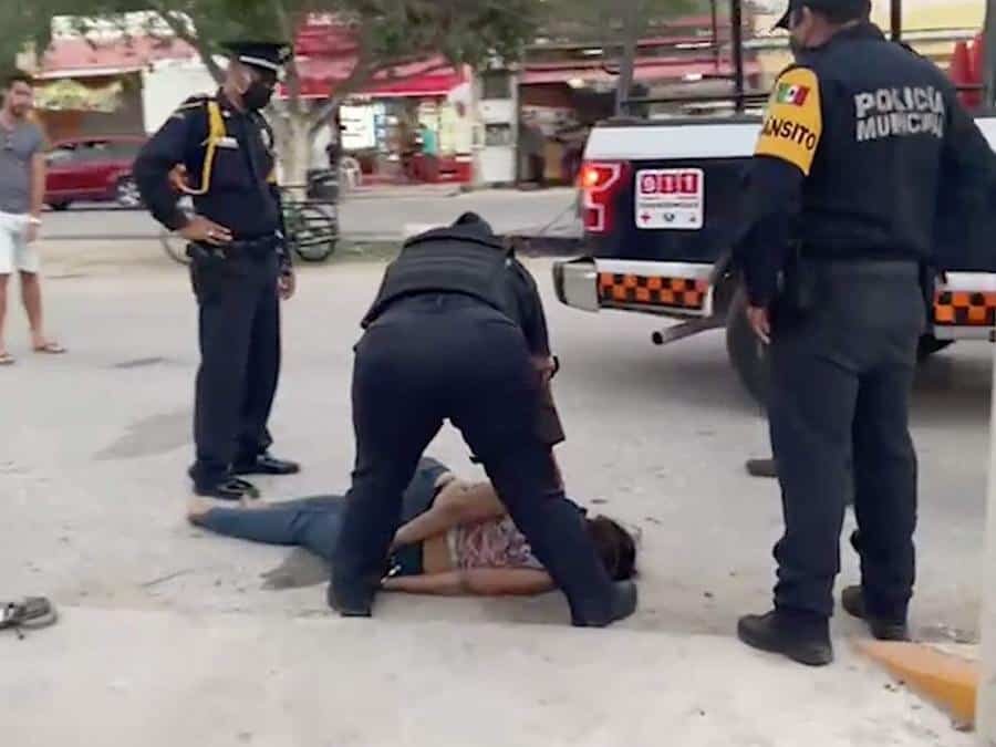 Cientos de personas han exigido la renuncia del gobernador tras el asesinado de una mujer efectuado presuntamente por policías de Tulum