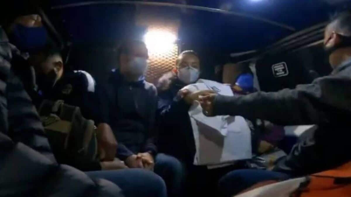 Anaya acompaña a enfermera en su andar diario por el transporte público