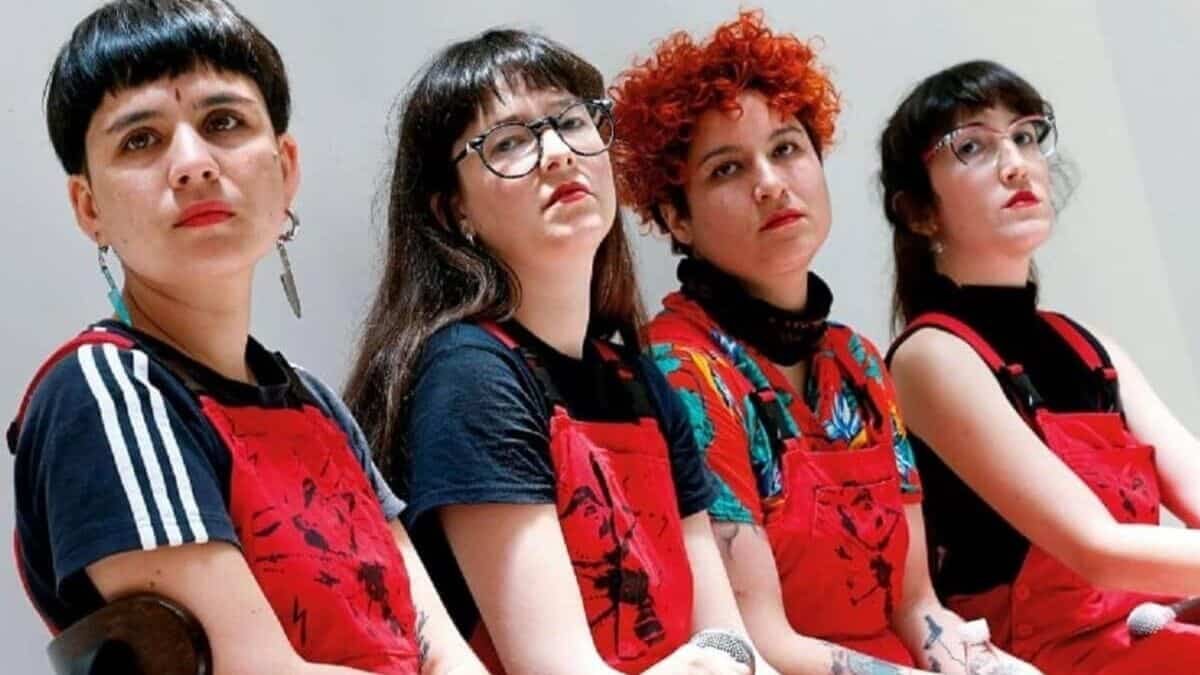 El colectivo chileno Las Tesis, autoras del performance titulado “Un violador en tu camino” publicaron su primer libro, titulado 'Quemar el miedo'.