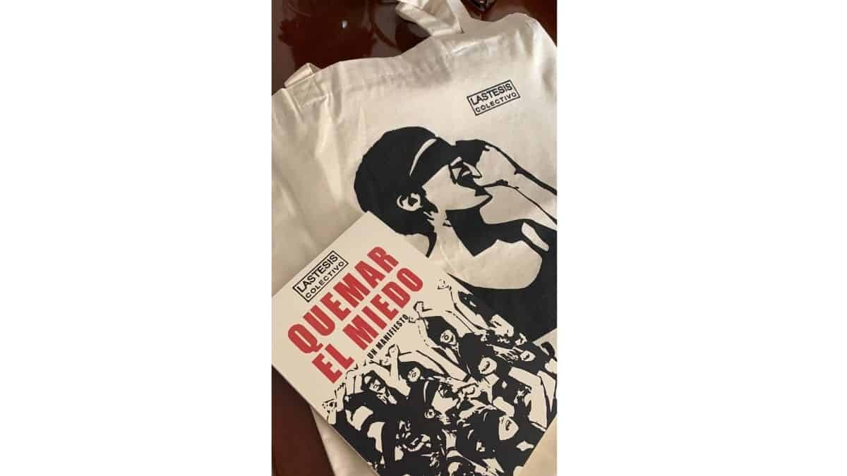 El colectivo chileno Las Tesis, autoras del performance titulado “Un violador en tu camino” publicaron su primer libro, titulado 'Quemar el miedo'.