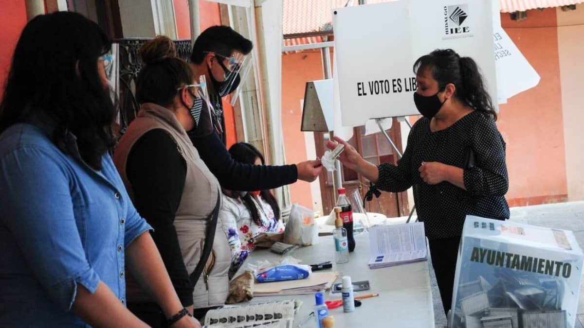 El arranque de las elecciones más grandes que se han organizado en México, con cinco entidades de país que elegirán a su nuevo gobernador, se manchó de rojo desde temprano con el asesinato de dos aspirantes del Partido Revolucionario Institucional (PRI), en Veracruz y Chihuahua, esto a unas horas de que el Gobierno federal anunciara un plan para resguardar a los contendientes a cargos públicos durante los comicios.