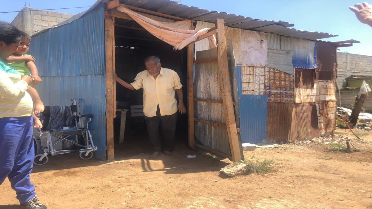 Tan sólo una imagen pudo generar ternura y compasión en miles de usuarios de redes sociales, pues en ella aparece un pequeño de 11 años, quien adaptó una carriola como silla de ruedas para llevar a su abuelito, de 75 años, a vacunar contra Covid-19, en el municipio de Xoxocotlán, Oaxaca.