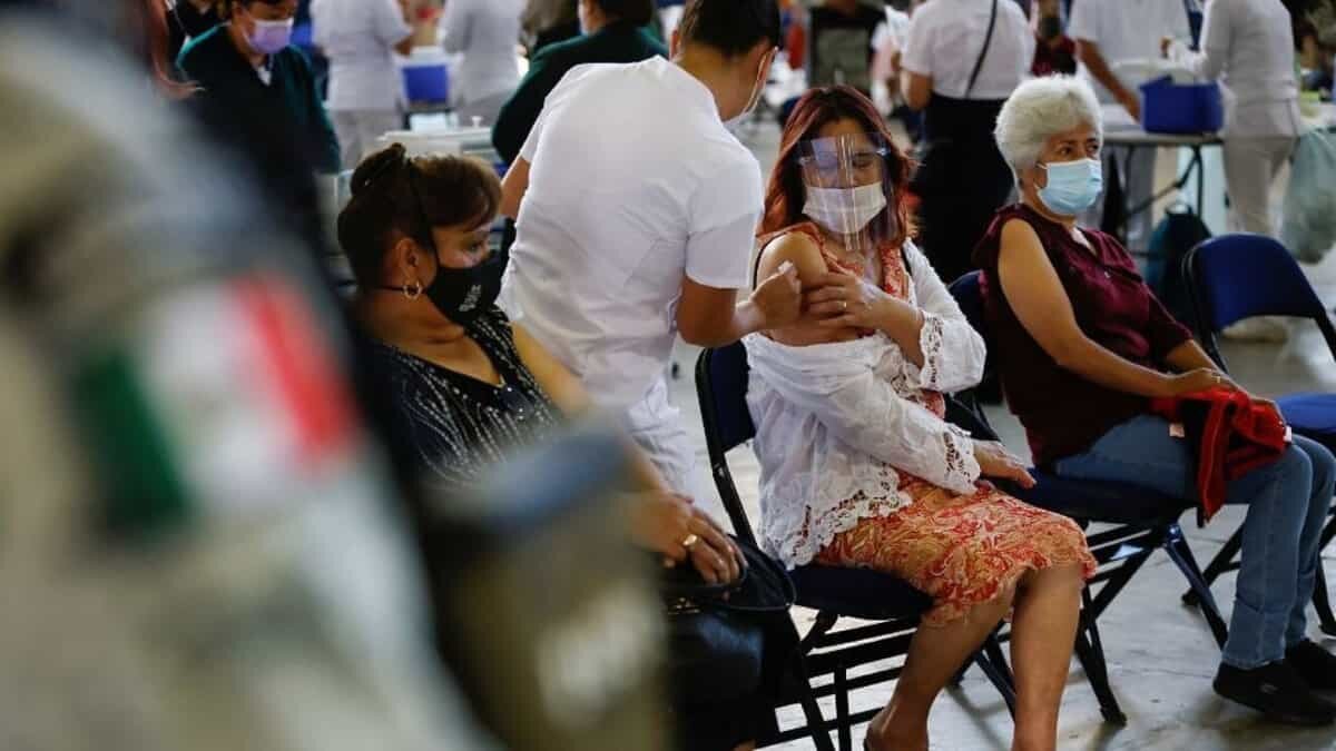 AMLO aseguró que los maestros serán los siguientes en ser vacunados contra Covid-19 en México, así como los adultos de entre 50 y 59 años de edad.