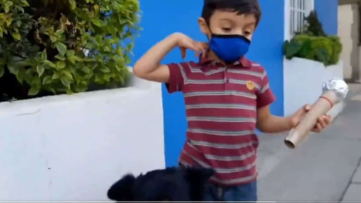 Santi, es un niño de 4 años que conquistó las redes sociales al realizar un reportaje sobre los perritos de la calle para documentar su búsqueda de “negrito”.