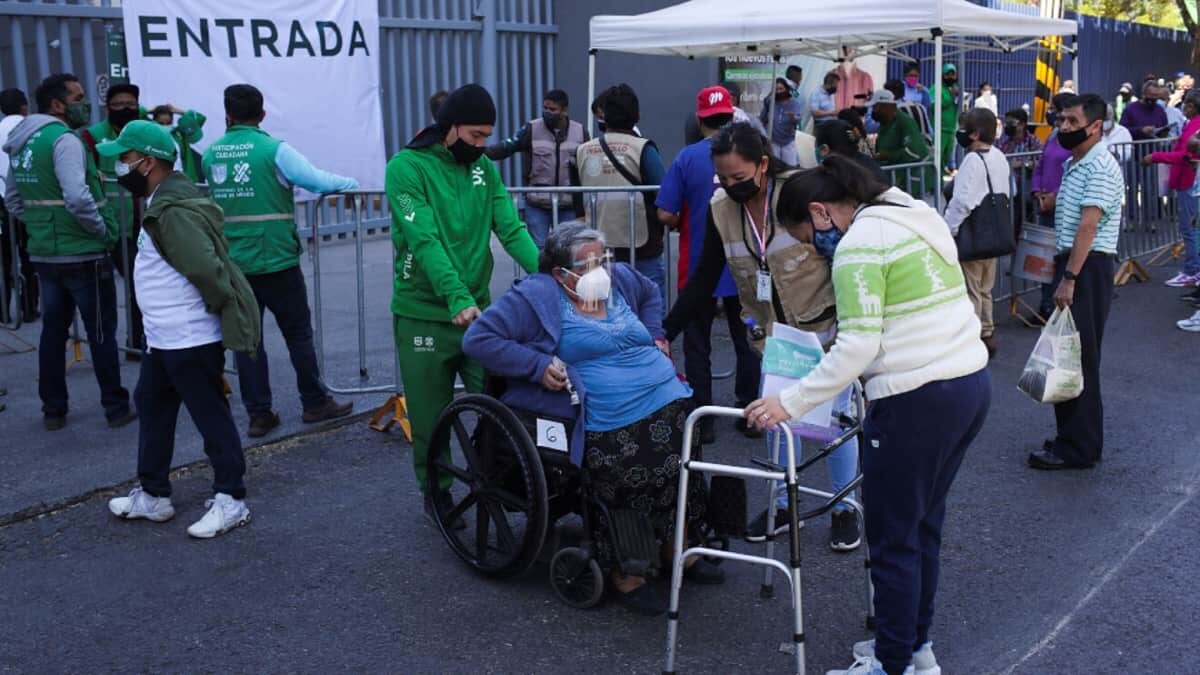 El subsecretario de Prevención y Promoción de la Salud, Hugo López-Gatell, indicó en conferencia de prensa que existe una táctica denominada inmunidad esterilizante, que podría resultar en la aplicación de vacunas Covid-19.