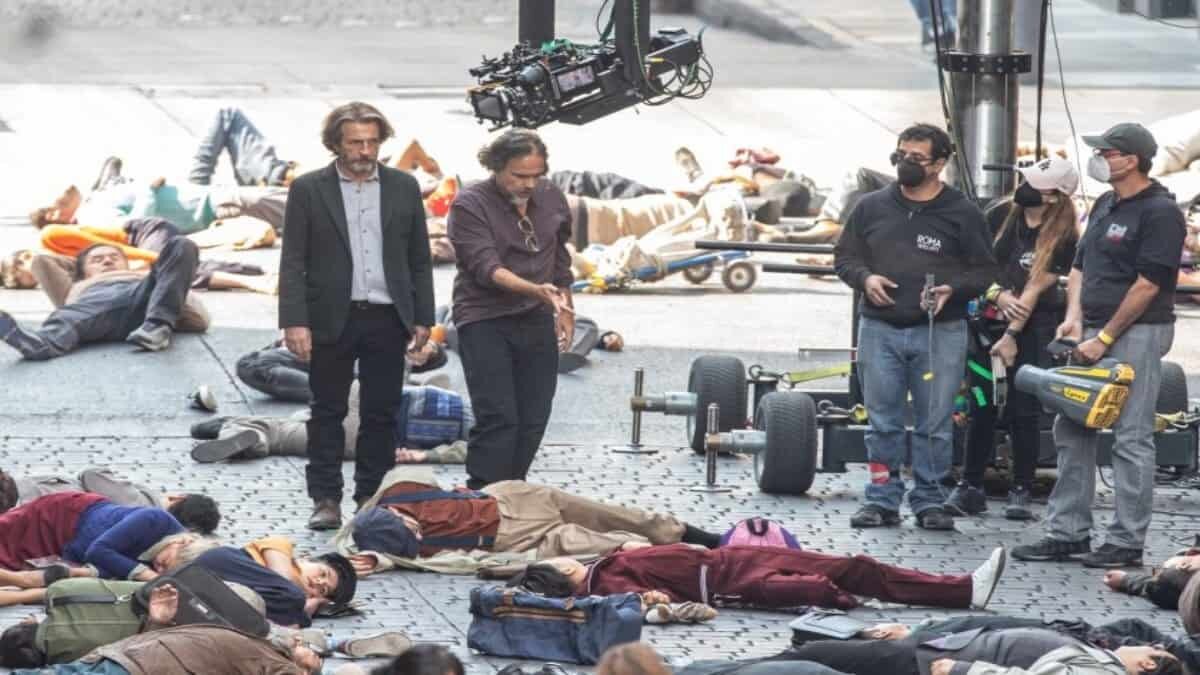 El director Alejandro González Iñárritu, fue captado filmando su nueva película titulada "Limbo" en las calles de la Ciudad de México, después de 21 años de no trabajar en el país.