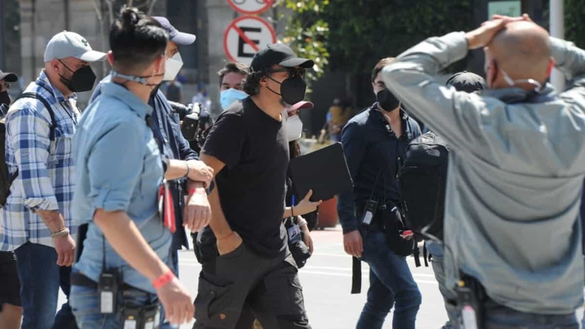 El director Alejandro González Iñárritu, fue captado filmando su nueva película titulada "Limbo" en las calles de la Ciudad de México, después de 21 años de no trabajar en el país.