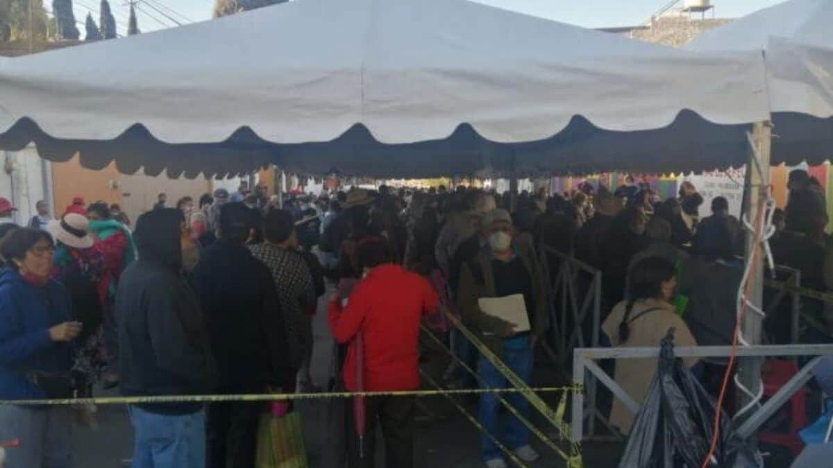 Reportan largas filas y falta de orden al comenzar vacunación contra Covid en Jalisco