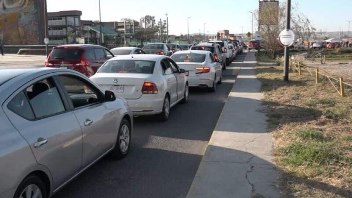 Comenzó la aplicación de la vacuna contra el Covid-19 en adultos mayores, entre largas filas, desinformación y confusión en el municipio de Tonalá, Jalisco este lunes.