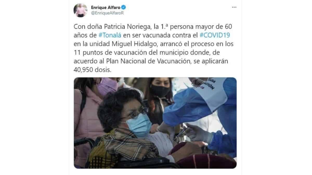 Comenzó la aplicación de la vacuna contra el Covid-19 en adultos mayores, entre largas filas, desinformación y confusión en el municipio de Tonalá, Jalisco este lunes.