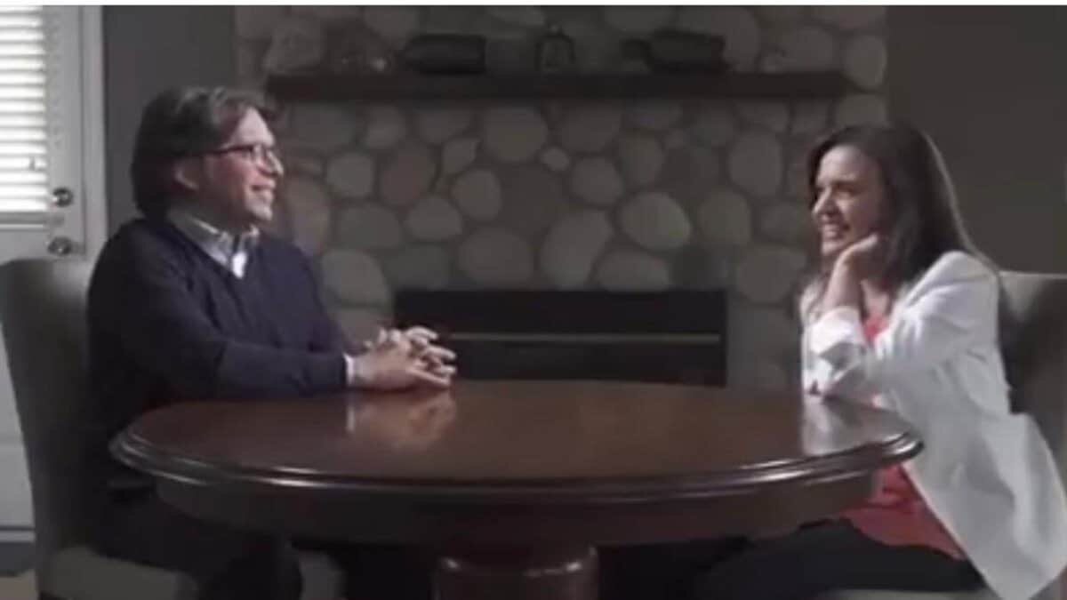 El candidato de la alianza Va Fuerte por Nuevo León, Adrián de la Garza, mostró un video en el que se puede ver una conversación entre la abanderada de Morena, Clara Luz Flores Carrales, y el líder de la secta NXIVM, Keith Raniere.