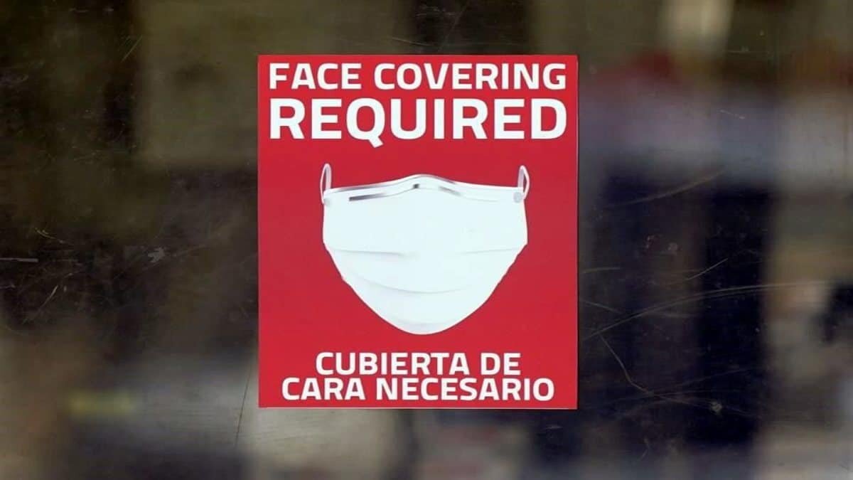 El gobernador de Texas, Greg Aboott, informó que permitirá que los negocios reabran al 100 por ciento a partir del 10 de marzo y suspendió el uso obligatorio del cubrebocas.