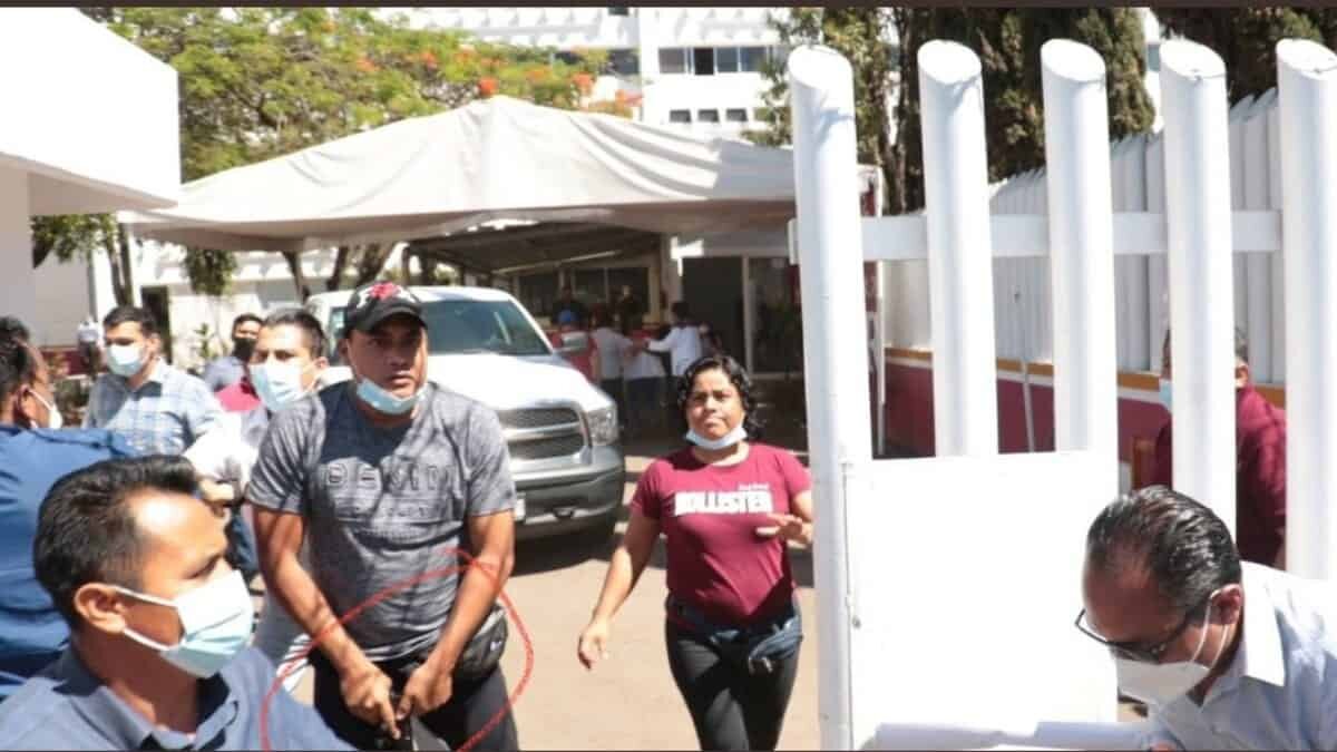 Cuando el presidente municipal de Santa Lucía del Camino, Dante Montaño, lideraba una manifestación por la cancelación de las vacunas contra Covid-19 para adultos mayores, uno de los escoltas de la delegada de los programas Bienestar en Oaxaca, Nancy Ortiz Cabrera, lo encañonó.