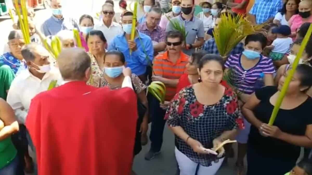 Un sacerdote causó polémica en redes sociales por arrebatar la mascarilla a una mujer, pues asegura que usarlo es una "babosada".