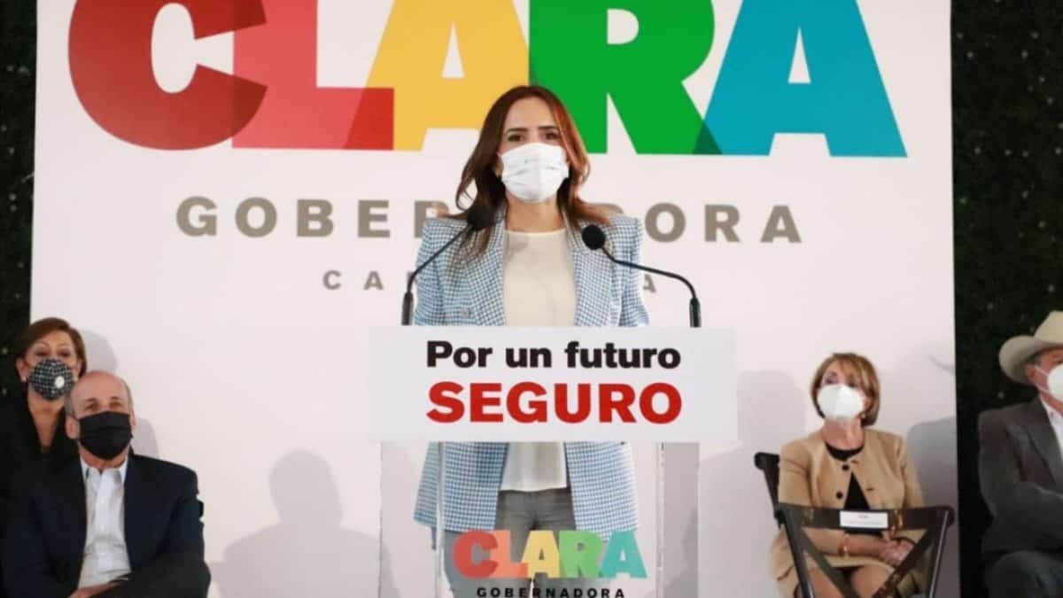 Después de que revelaran un video en el que aparece la candidata a la gubernatura de Nuevo Léon por Morena, Clara Luz Flores, platicando con el líder de la secta NXIVM, Keith Raniere, en redes sociales recordaron una entrevista en la que la negó cualquier relación con el grupo. 