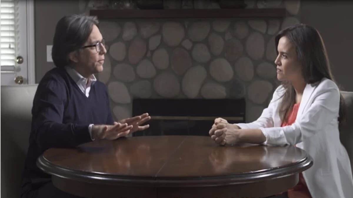 Después de que revelaran un video en el que aparece la candidata a la gubernatura de Nuevo Léon por Morena, Clara Luz Flores, platicando con el líder de la secta NXIVM, Keith Raniere, en redes sociales recordaron una entrevista en la que la negó cualquier relación con el grupo. 