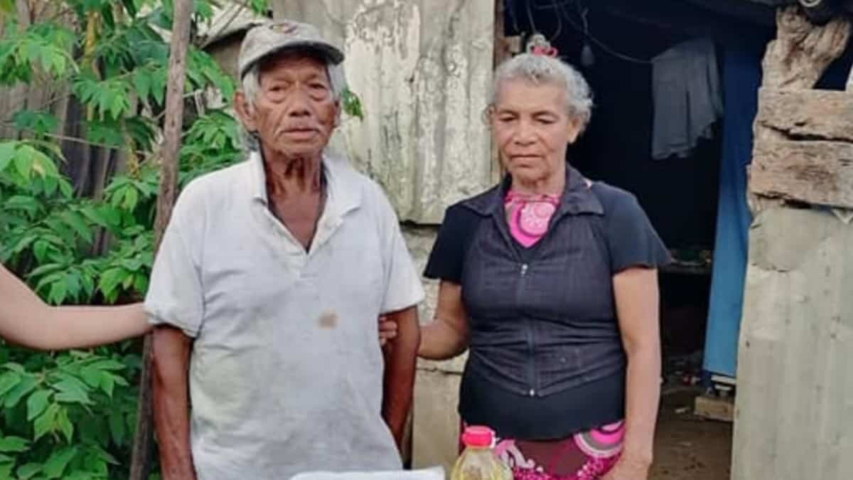 En redes sociales solicitaron apoyo para los dos abuelitos, quienes sobreviven con el poco dinero que obtienen de la venta de nopales y pet.