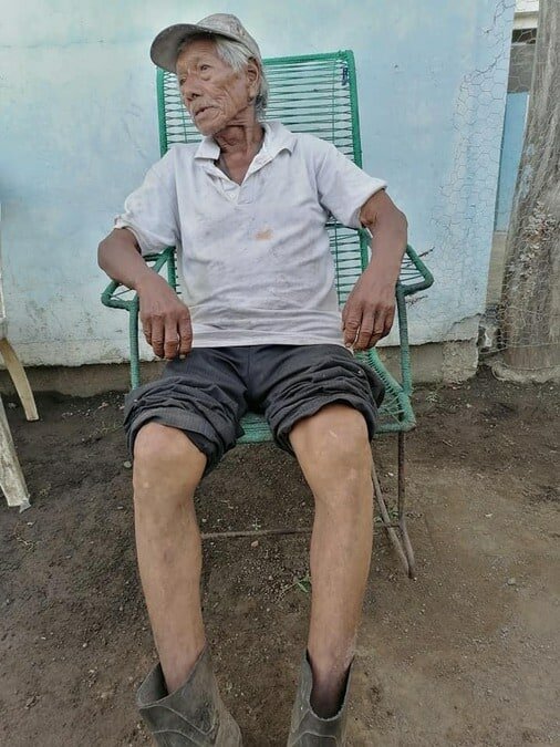 En redes sociales solicitaron apoyo para los dos abuelitos, quienes sobreviven con el poco dinero que obtienen de la venta de nopales y pet.