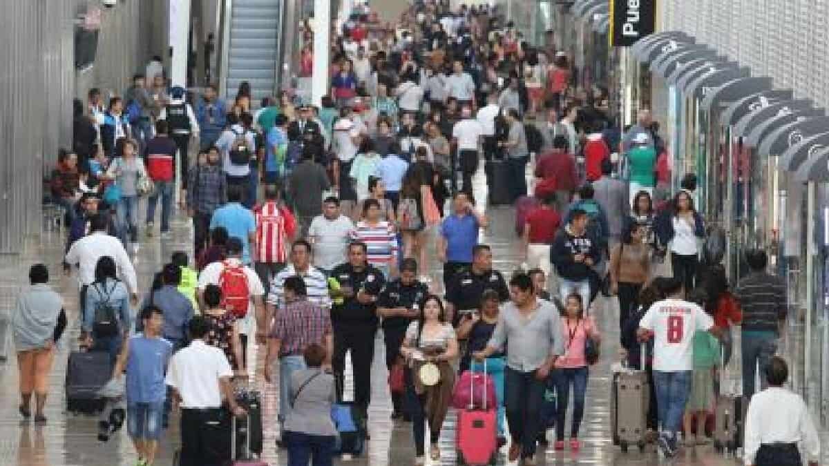 Al iniciar las vacaciones de Semana Santa, miles de viajeros abarrotaron el AICM, pese a la pandemia de Covid-19.