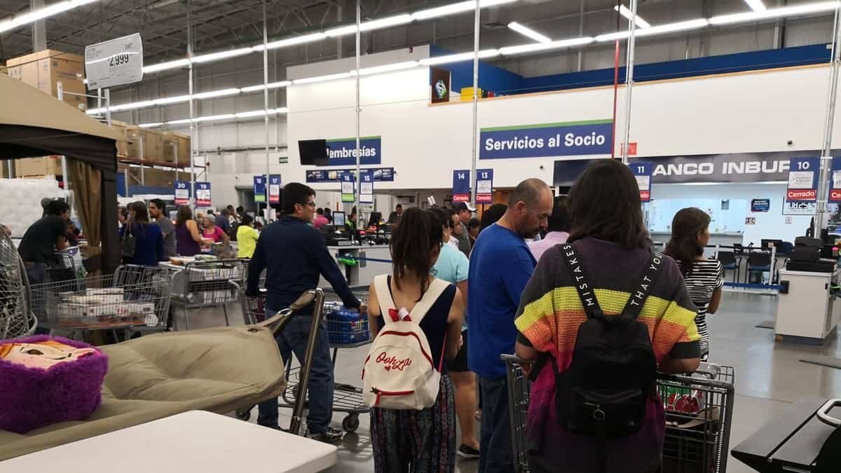 La Profeco advirtió que es ilegal la revisión que hacen muchas tiendas del ticket de sus consumidores, quienes podrían beneficiarse de esta práctica.