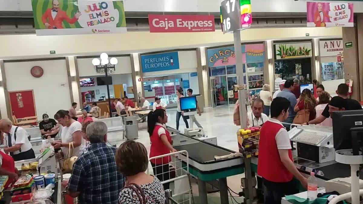 La Profeco advirtió que es ilegal la revisión que hacen muchas tiendas del ticket de sus consumidores, quienes podrían beneficiarse de esta práctica.