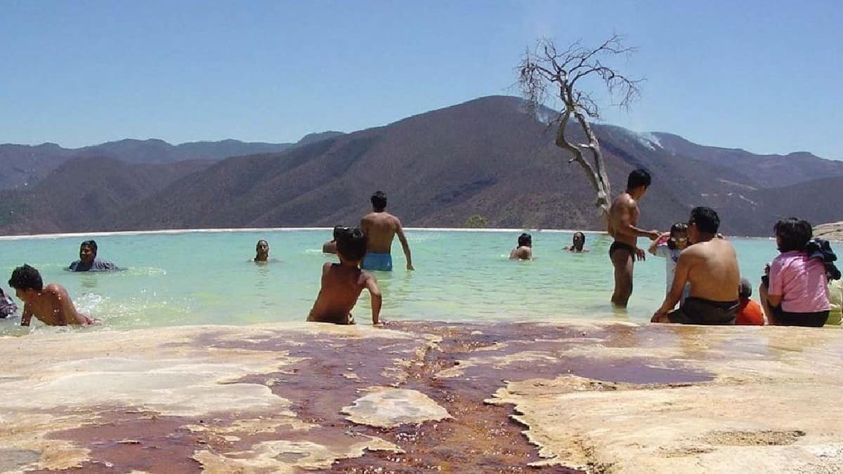 Ejidatarios decidieron cerrar las cascadas pétreas de Hierve el Agua por disputas con el gobierno estatal.