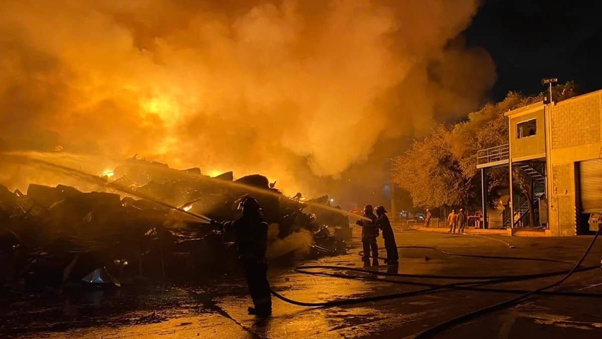 Cientos de personas pudieron regresar a sus casas, luego de que fueron desalojados por los incendios que afectan Nuevo León y Coahuila.