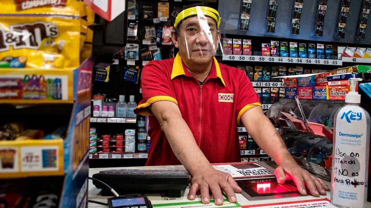 Femsa afirmó que cada una de las tiendas Oxxo paga más de 14 mil pesos mensuales de energía eléctrica, que en su mayoría viene de fuentes renovables.