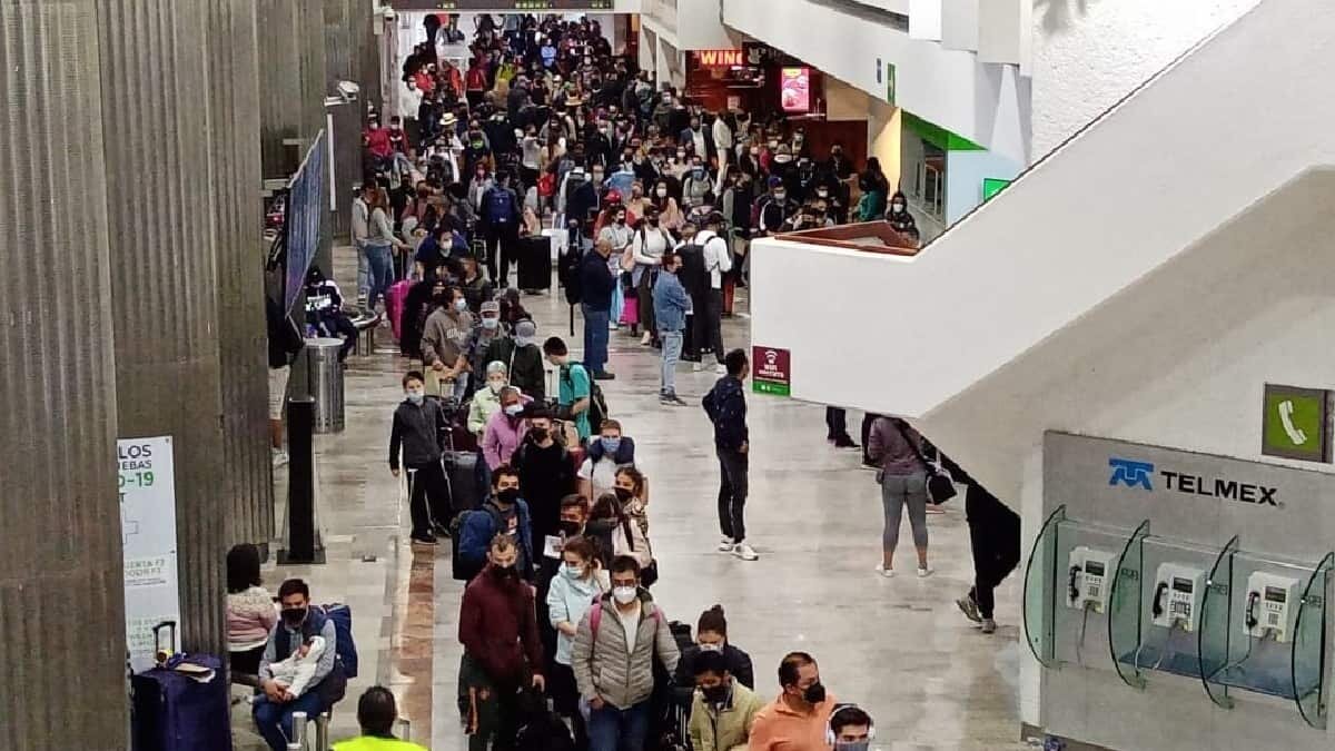 Al iniciar las vacaciones de Semana Santa, miles de viajeros abarrotaron el AICM, pese a la pandemia de Covid-19.