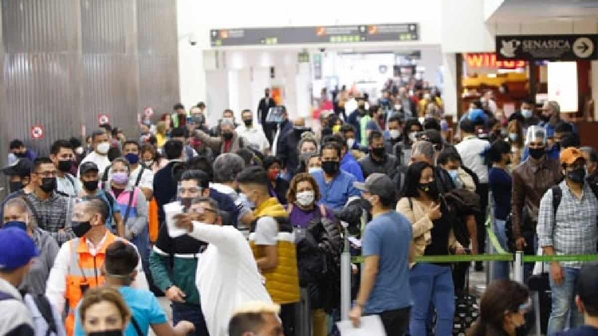 Al iniciar las vacaciones de Semana Santa, miles de viajeros abarrotaron el AICM, pese a la pandemia de Covid-19.