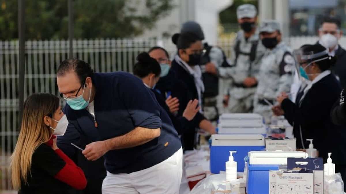 AMLO afirmó que se cubrirá la vacunación de todos los adultos mayores en abril, aunque a muchos les faltaría la segunda dosis.