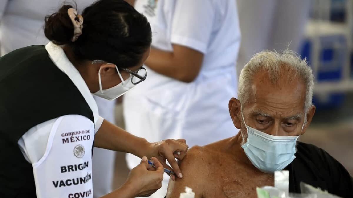El secretario de Salud aseguró que la vacuna mexicana contra Covid-19 estaría lista antes de que finalice 2021.