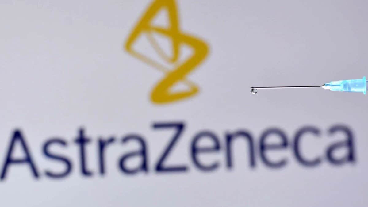 Personal del Hospital Ángeles Lomas indicaron que un hombre de 94 ingresó con un cuadro de trombosis tras recibir la vacuna de AstraZeneca.