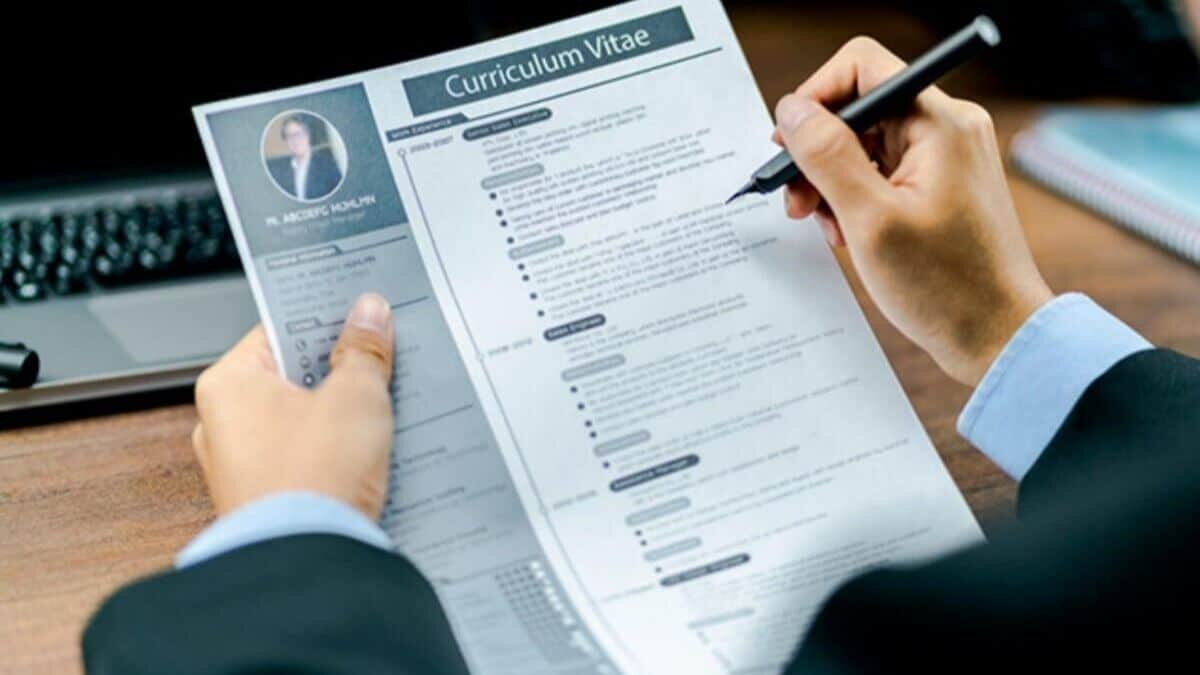 Los reclutadores revisan a fondo los currículums, se fijan en los conocimientos, la experiencia laboral del candidato y en la estabilidad, es decir, cuánto tiempo han durado en sus anteriores trabajos.