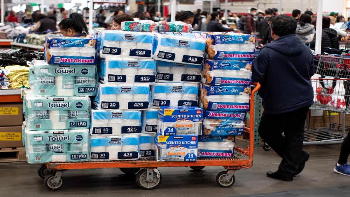 Cuando comenzó la pandemia por Covid-19, muchos hicieron compras de pánico de papel de baño; sin embargo, han alertado por un posible desabasto mundial de este producto.
