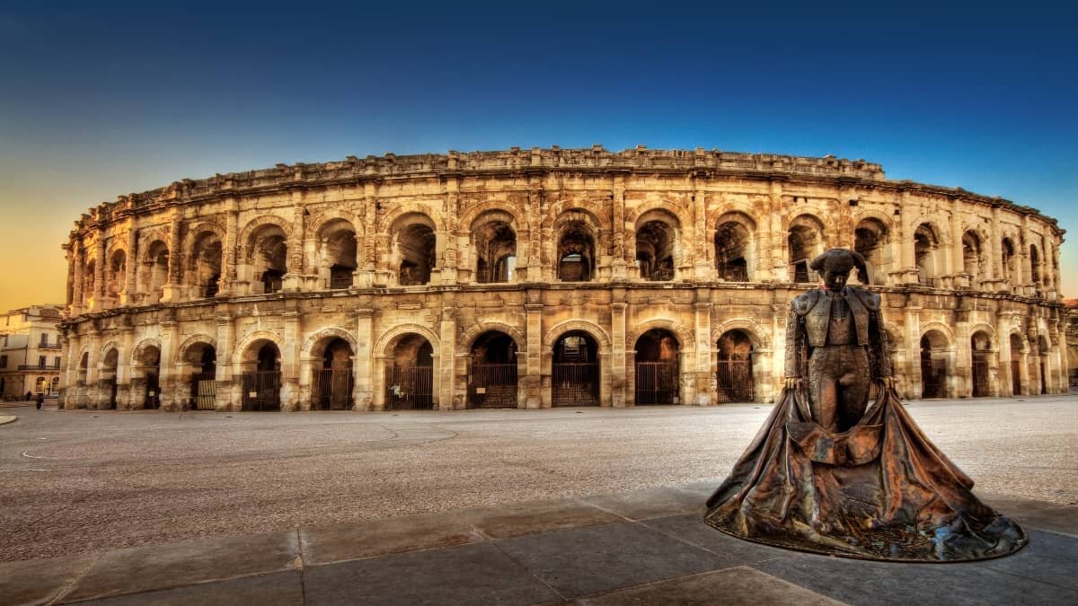 Alcaldesa de Roma confunde el Coliseo con las arenas Nimes
