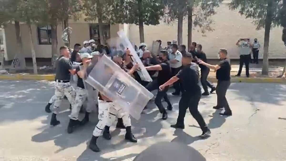 Agentes de la Guardia Nacional se enfrentan unos contra otros estando en sesión de adiestramiento, es lo que se puede ver en un vídeo que está recorriendo las redes sociales.