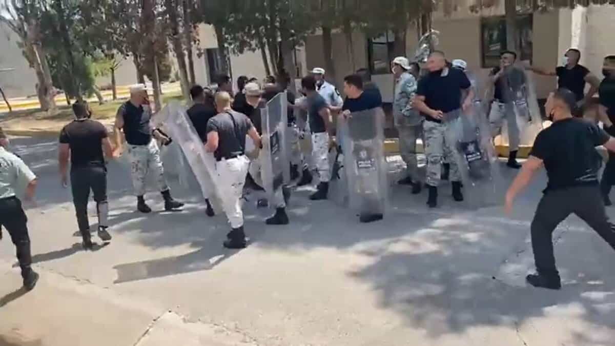 Agentes de la Guardia Nacional se enfrentan unos contra otros estando en sesión de adiestramiento, es lo que se puede ver en un vídeo que está recorriendo las redes sociales.