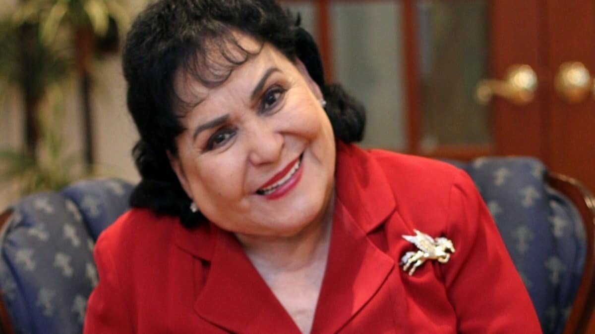 Carmen Salinas va a vacunarse contra Covid disfrazada, usando lentes, peluca y sin maquillaje.