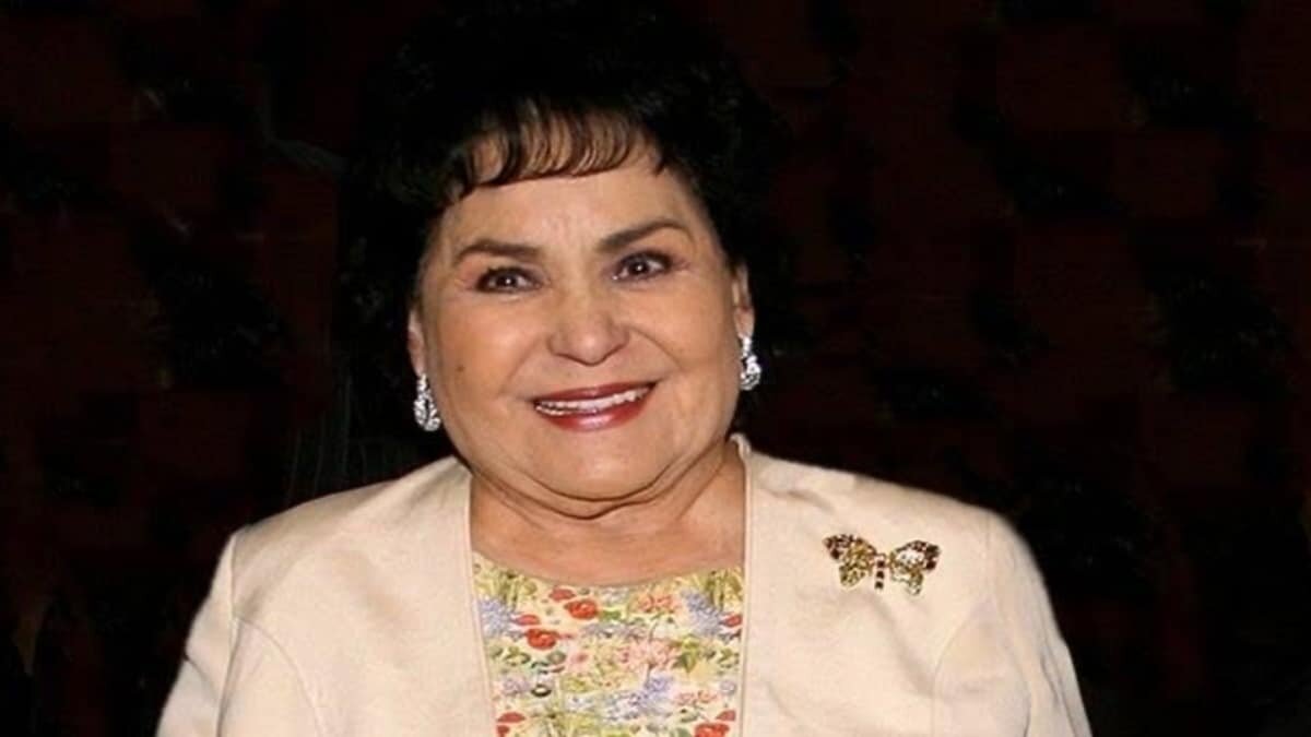 Carmen Salinas va a vacunarse contra Covid disfrazada, usando lentes, peluca y sin maquillaje.