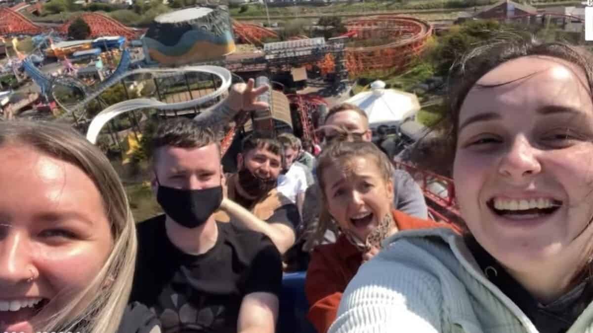 Grabación que se hizo viral en redes sociales muestra el momento en que una familia queda atrapada en The Big One, la montaña rusa más alta de Reino Unido.