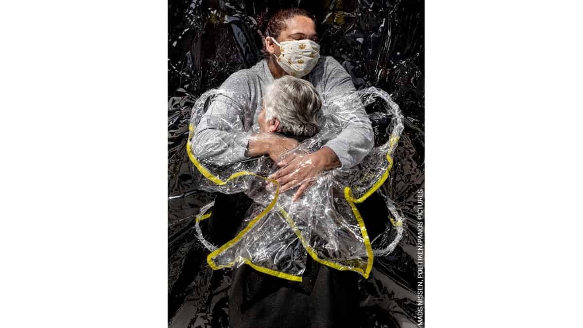 El primer lugar fue la fotografía, del danés Mads Nissen, llamada “El primer abrazo”.