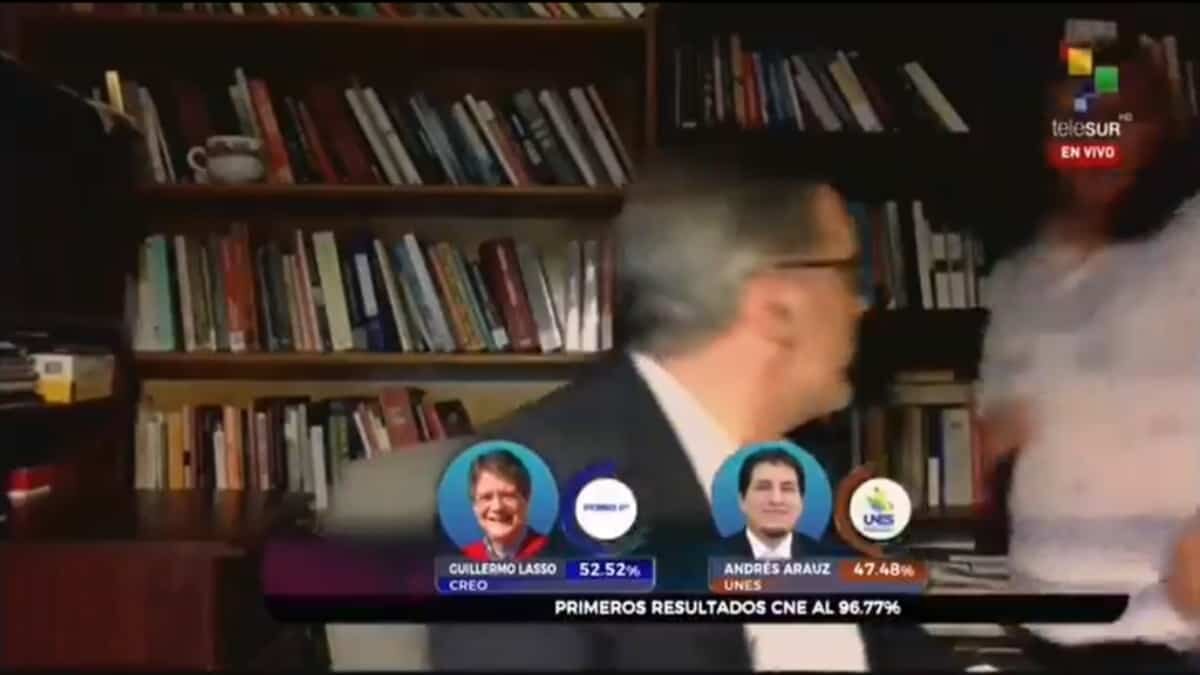 Explota John Ackerman contra mujer que lo interrumpió; lo acusan de machista